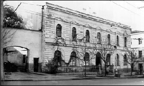Здание дореволюционной постройки по ул.Ленина, 30. Фото 1994 г.