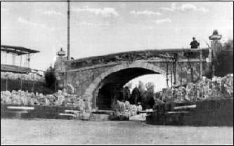 Пешеходный мостик на бульваре. 1965 г.